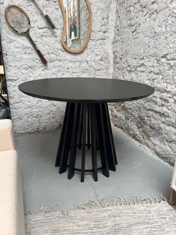 Juego de Comedor Mesa Redonda Negra Pipa 110cm con Sillas Motala Negras de Madera - Imagen 5