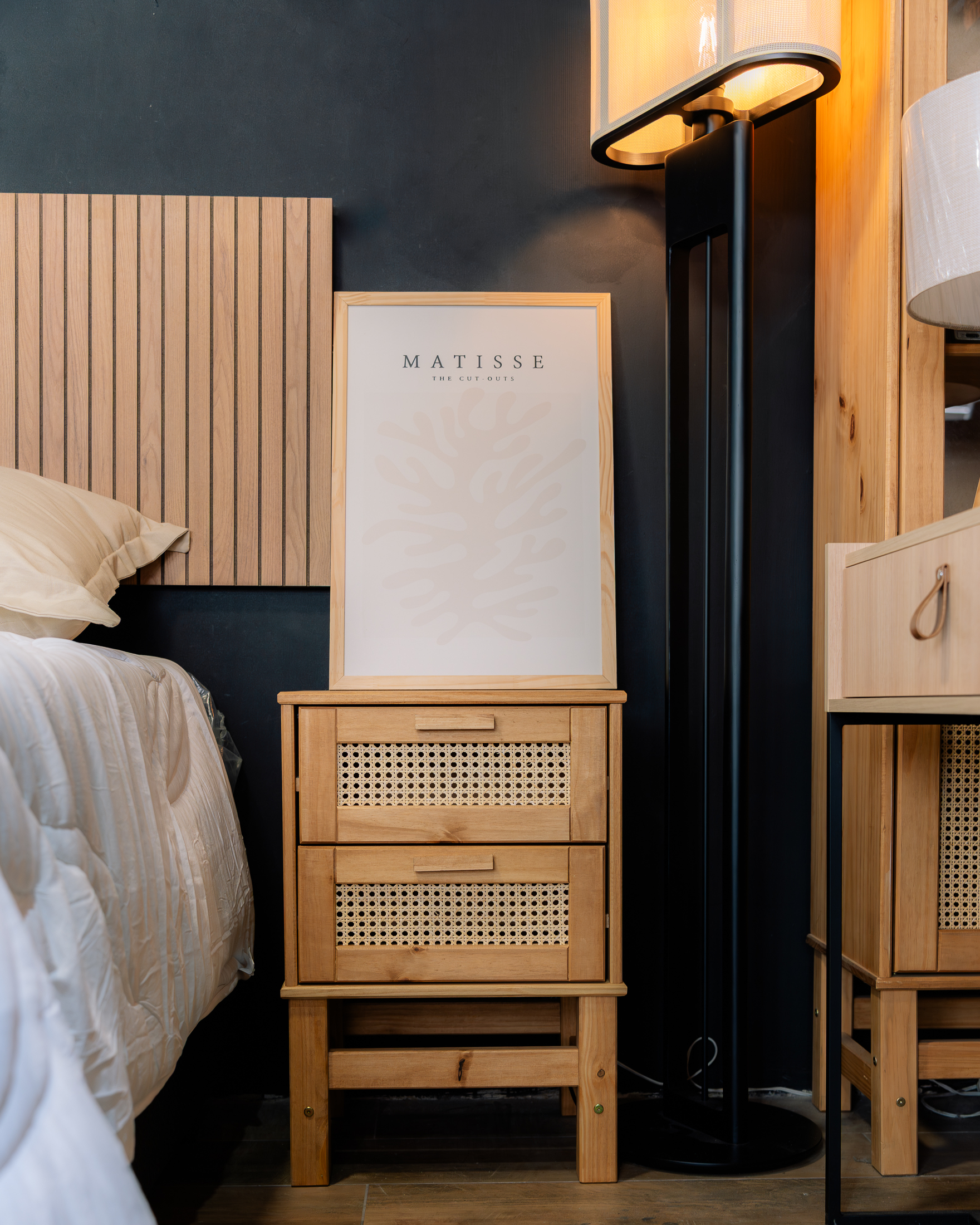 Mesa de Luz Madera de Pino y Rattán Natural - Linea Yakarta - Imagen 2