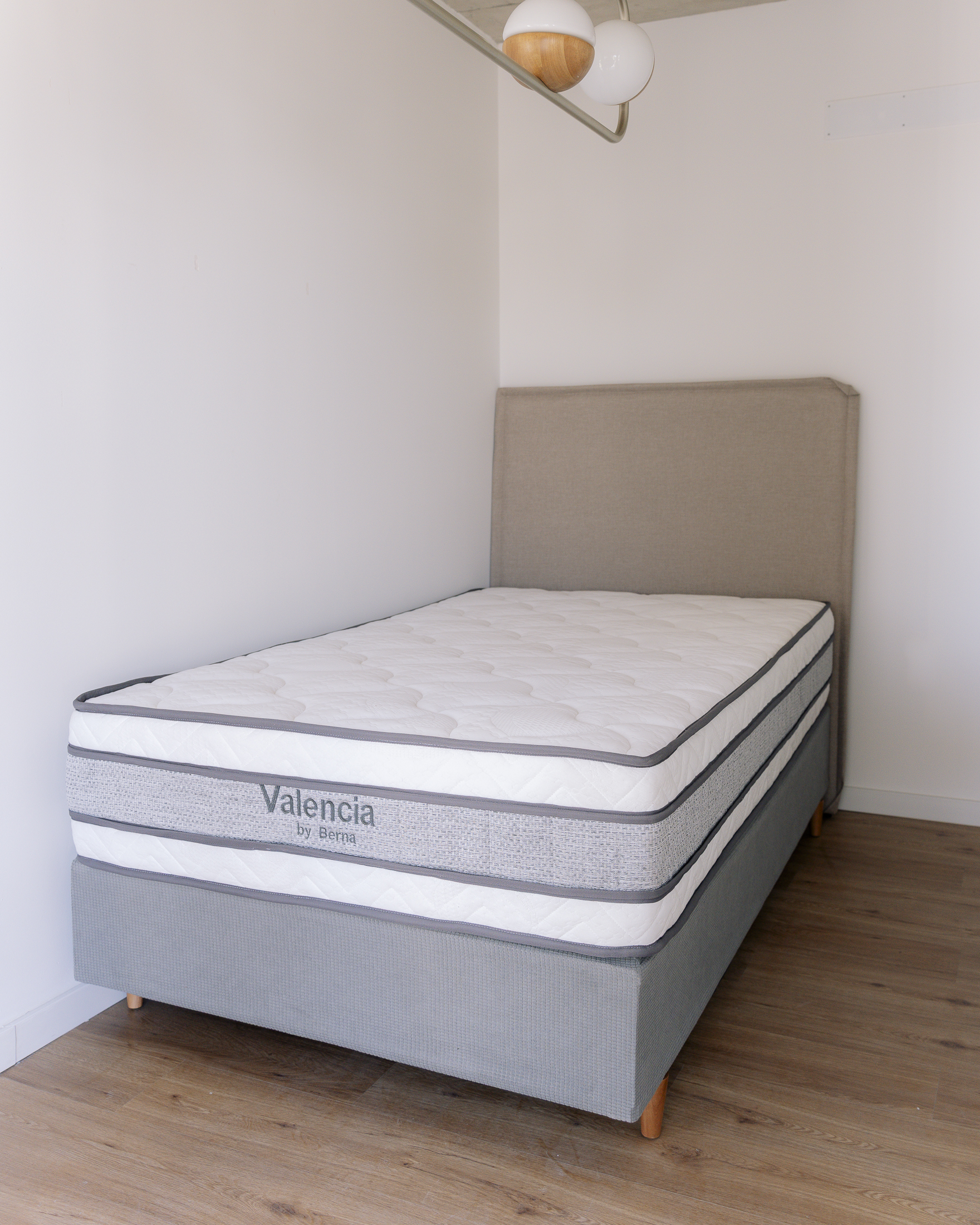 Colchón Valencia Espuma + Pillow Top con Box Baúl Fabela – 1 Plaza y Media - Imagen 4