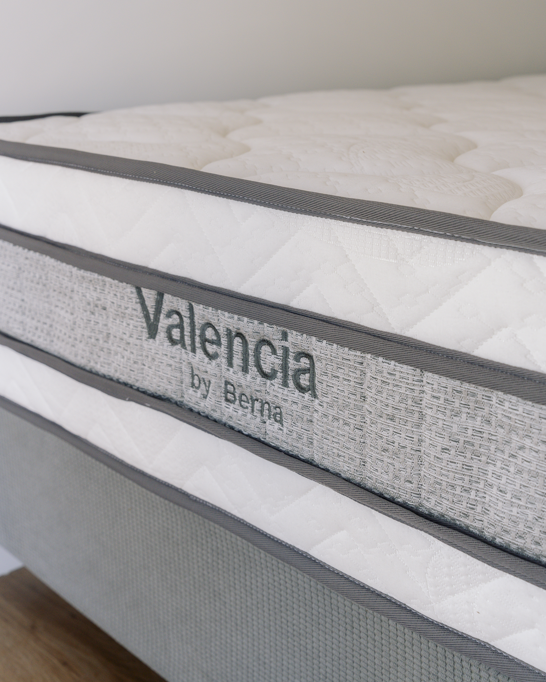 Colchón Valencia Espuma + Pillow Top con Box Baúl Fabela – 1 Plaza y Media - Imagen 3