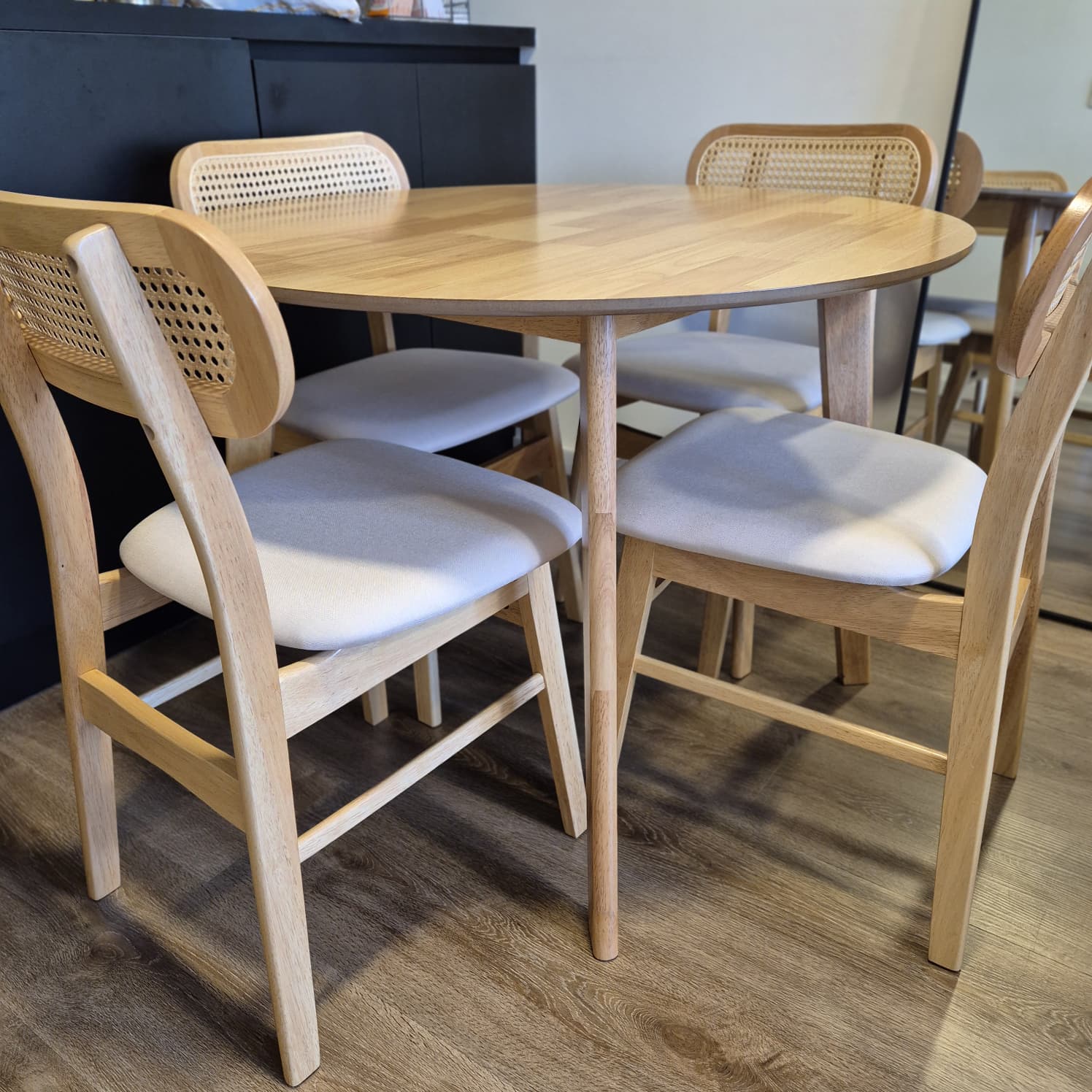 Juego de Comedor Rika Mesa Circular 100cm + 4 Sillas – Marrón Claro - Imagen 4